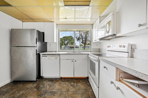 Condo in Tamarac, Florida, 2 bedrooms  № 2191942 - photo 4