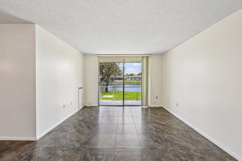 Condo in Tamarac, Florida, 2 bedrooms  № 2191942 - photo 17
