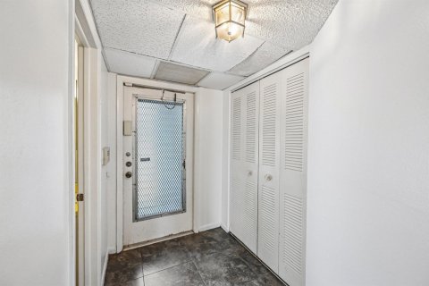 Condo in Tamarac, Florida, 2 bedrooms  № 2191942 - photo 14