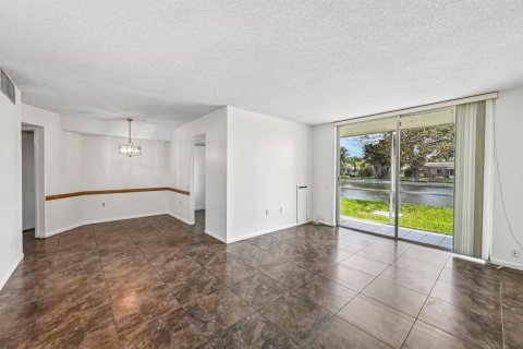 Condo in Tamarac, Florida, 2 bedrooms  № 2191942 - photo 7