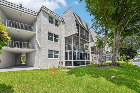 Condo in Tamarac, Florida, 2 bedrooms  № 2191942 - photo 9