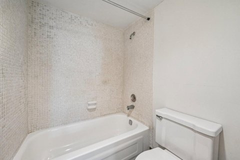 Condo in Tamarac, Florida, 2 bedrooms  № 2191942 - photo 25