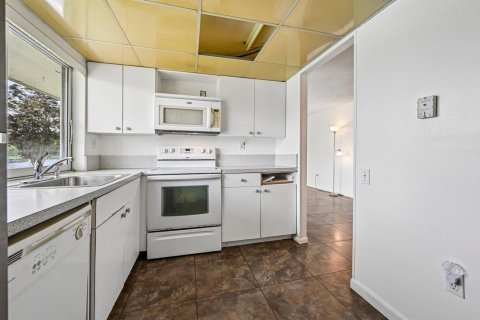 Condo in Tamarac, Florida, 2 bedrooms  № 2191942 - photo 18