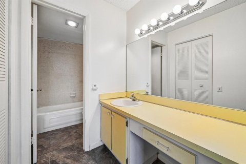 Condo in Tamarac, Florida, 2 bedrooms  № 2191942 - photo 24