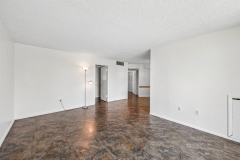 Condo in Tamarac, Florida, 2 bedrooms  № 2191942 - photo 15