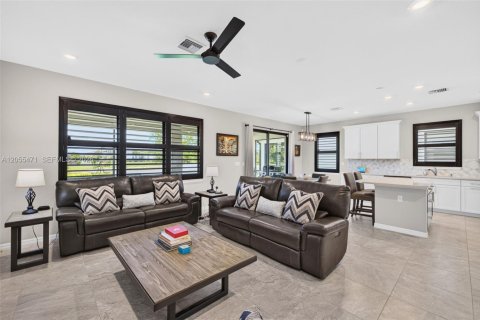 House in Oakland Park, Florida 3 bedrooms, 180.32 sq.m. № 2169328 - photo 3