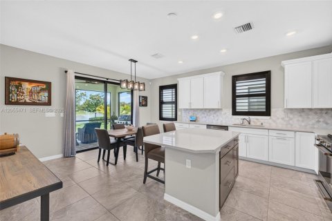 House in Oakland Park, Florida 3 bedrooms, 180.32 sq.m. № 2169328 - photo 6