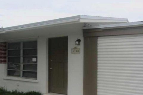 House in Davie, Florida 3 bedrooms, 83.15 sq.m. № 2262624