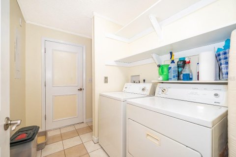 House in Lake Mary, Florida 4 bedrooms, 278.71 sq.m. № 2306032 - photo 17