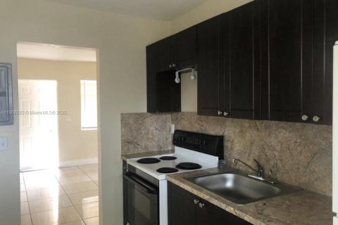 Appartement à louer à Opa-locka, Floride: 2 chambres, 85.47 m2 № 1967701 - photo 3