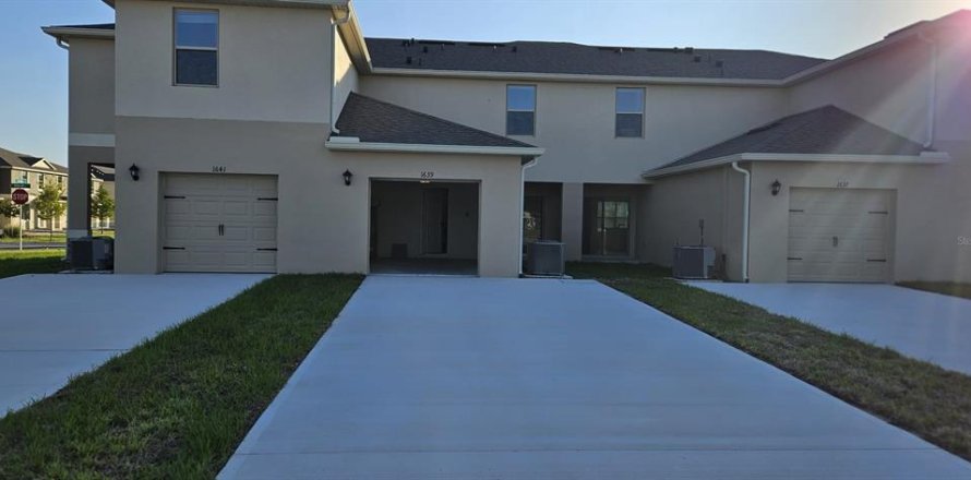 Adosado en Kissimmee, Florida 3 dormitorios, 144.93 m2 № 2285341