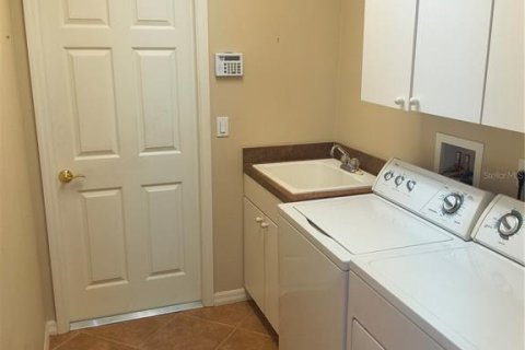 House in Englewood, Florida 3 bedrooms, 186.92 sq.m. № 1913325 - photo 6