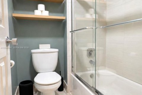 Купить кондоминиум в Уэстон, Флорида 2 спальни, 114.36м2, № 2086681 - фото 17