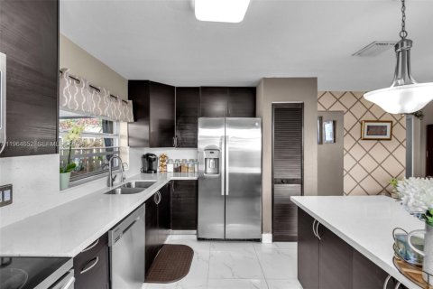 Casa en venta en Hialeah, Florida, 3 dormitorios, 154.22 m2 № 2026042 - foto 13