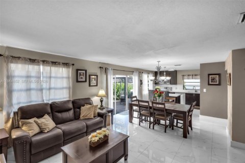 Casa en venta en Hialeah, Florida, 3 dormitorios, 154.22 m2 № 2026042 - foto 9