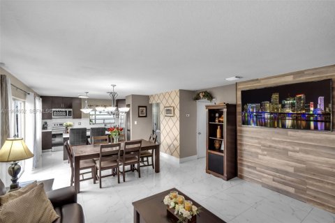 Casa en venta en Hialeah, Florida, 3 dormitorios, 154.22 m2 № 2026042 - foto 10
