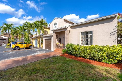 Casa en venta en Hialeah, Florida, 3 dormitorios, 154.22 m2 № 2026042 - foto 3