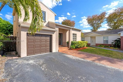 Casa en venta en Hialeah, Florida, 3 dormitorios, 154.22 m2 № 2026042 - foto 2