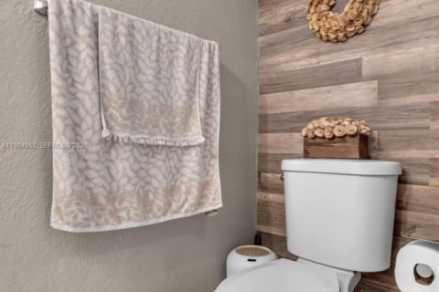 Casa en venta en Hialeah, Florida, 3 dormitorios, 154.22 m2 № 2026042 - foto 16