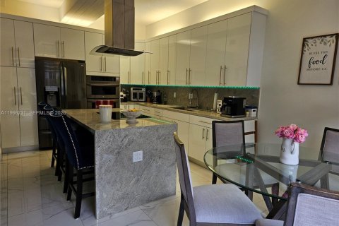 Купить таунхаус в Майами-Лейкс, Флорида 4 спальни, 207.26м2, № 2032625 - фото 12