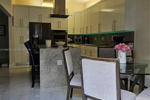 Купить таунхаус в Майами-Лейкс, Флорида 4 спальни, 207.26м2, № 2032625 - фото 14