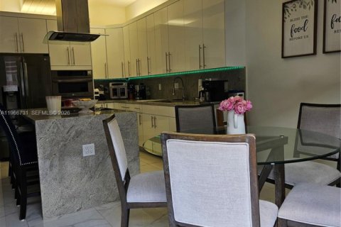 Купить таунхаус в Майами-Лейкс, Флорида 4 спальни, 207.26м2, № 2032625 - фото 16