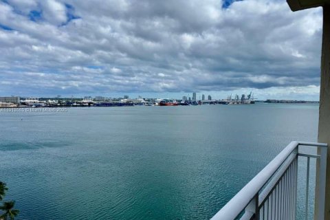 Condo in Miami, Florida, 2 bedrooms  № 1968869 - photo 1