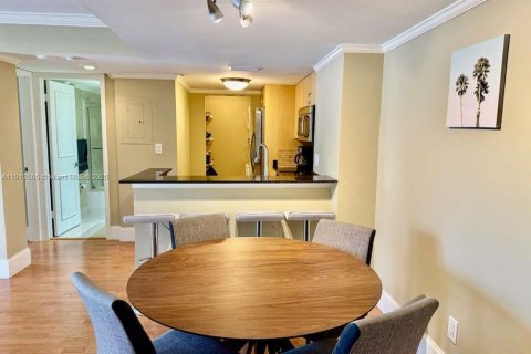 Condo in Miami, Florida, 2 bedrooms  № 1968869 - photo 4