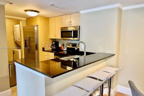 Condo in Miami, Florida, 2 bedrooms  № 1968869 - photo 6