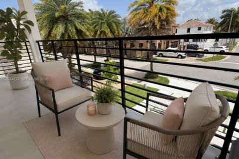 Casa en venta en Miami, Florida, 4 dormitorios, 362.32 m2 № 2085019 - foto 24