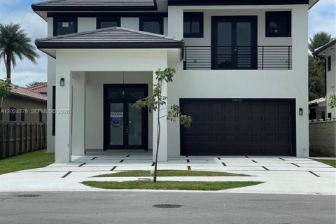 Casa en venta en Miami, Florida, 4 dormitorios, 362.32 m2 № 2085019 - foto 27