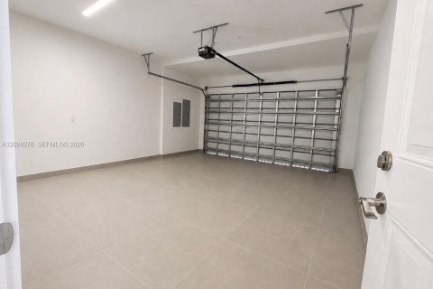 Casa en venta en Miami, Florida, 4 dormitorios, 362.32 m2 № 2085019 - foto 8