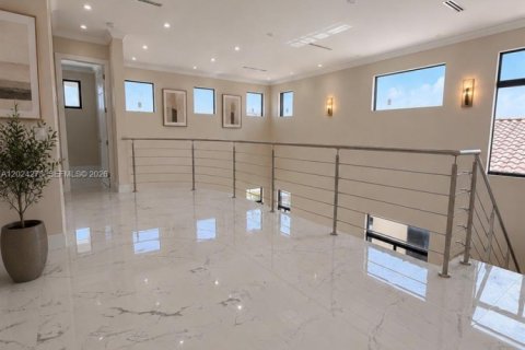 Casa en venta en Miami, Florida, 4 dormitorios, 362.32 m2 № 2085019 - foto 9