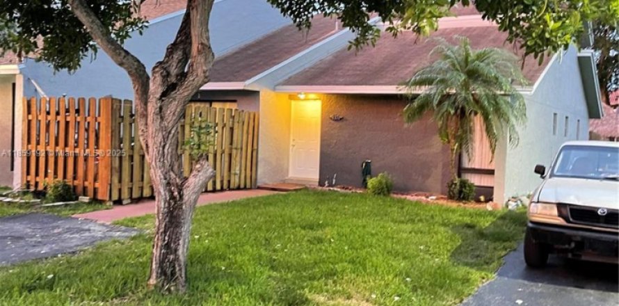 Touwnhouse à Miami, Floride 3 chambres, 122.35 m2 № 1888204