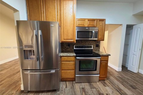 House in Coral Springs, Florida 3 bedrooms, 133.59 sq.m. № 2005389 - photo 6