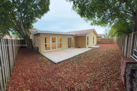 House in Coral Springs, Florida 3 bedrooms, 133.59 sq.m. № 2005389 - photo 2