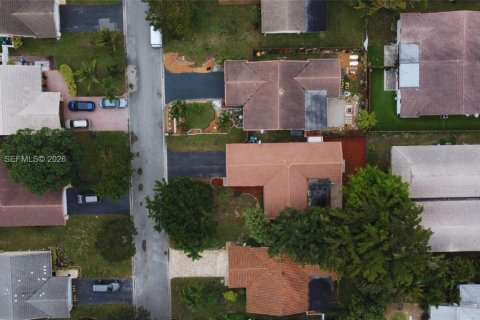 House in Coral Springs, Florida 3 bedrooms, 133.59 sq.m. № 2005389 - photo 19