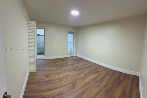 House in Coral Springs, Florida 3 bedrooms, 133.59 sq.m. № 2005389 - photo 11