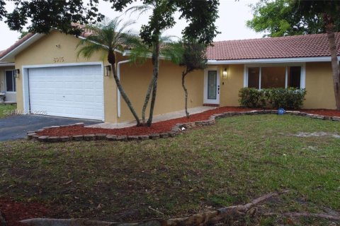 House in Coral Springs, Florida 3 bedrooms, 133.59 sq.m. № 2005389