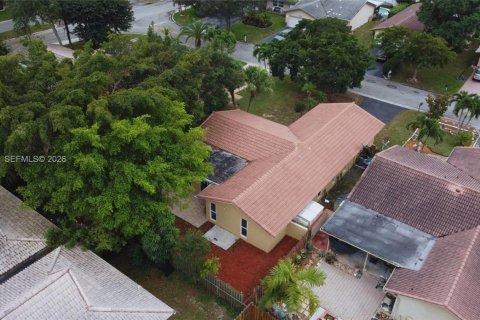 House in Coral Springs, Florida 3 bedrooms, 133.59 sq.m. № 2005389 - photo 20