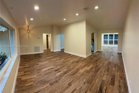 House in Coral Springs, Florida 3 bedrooms, 133.59 sq.m. № 2005389 - photo 8