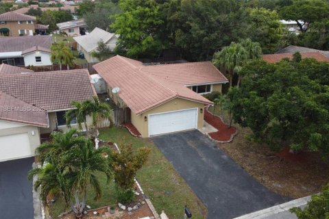 House in Coral Springs, Florida 3 bedrooms, 133.59 sq.m. № 2005389 - photo 3
