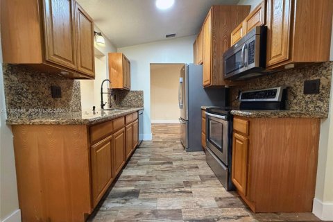 House in Coral Springs, Florida 3 bedrooms, 133.59 sq.m. № 2005389 - photo 4