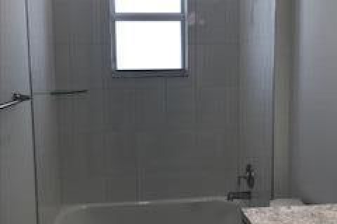 House in Port St. Lucie, Florida 3 bedrooms, 152.92 sq.m. № 2083425 - photo 18