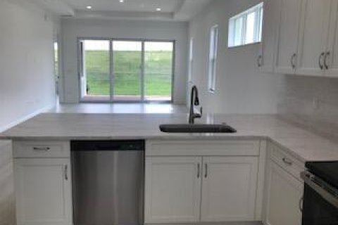 House in Port St. Lucie, Florida 3 bedrooms, 152.92 sq.m. № 2083425 - photo 3