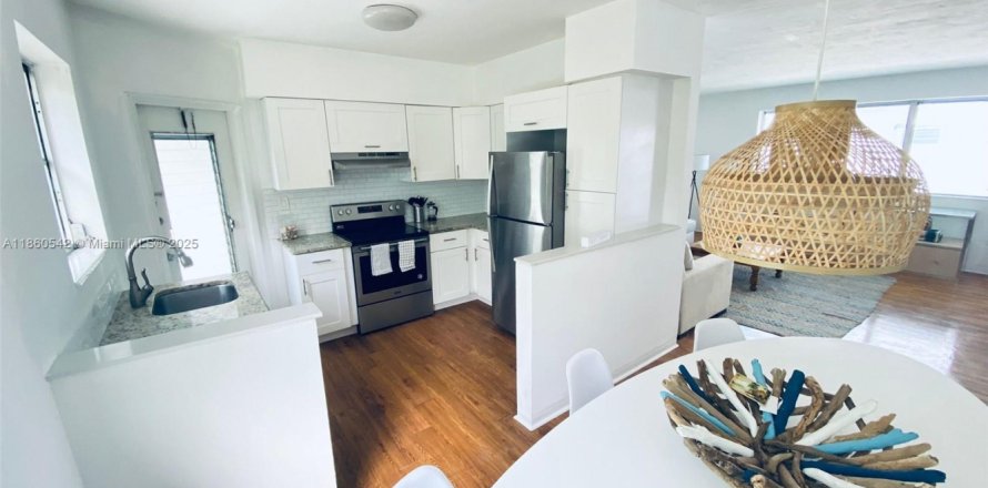 Condo in Bay Harbor Islands, Florida, 2 bedrooms № 1888965