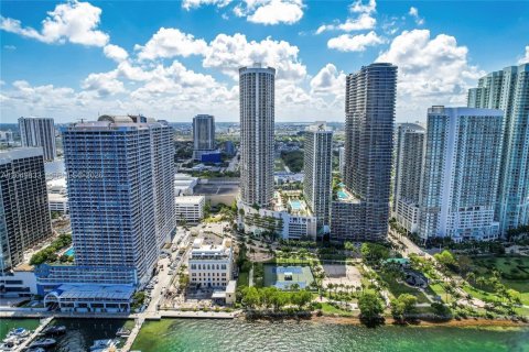 Condo in Miami, Florida, 1 bedroom  № 2252108 - photo 24