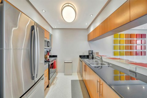 Condo in Miami, Florida, 1 bedroom  № 2252108 - photo 2