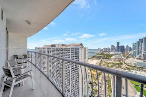 Condo in Miami, Florida, 1 bedroom  № 2252108 - photo 11