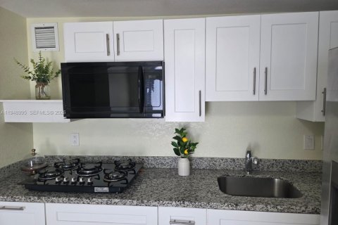 Коммерческая недвижимость в Хайалиа, Флорида 2 спальни, 264.12м2 № 2004836